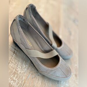 Laura Ashley LA Wagner Tan Nude Beige Wedge Shoes w/ Elastic Strap - 6.5 M
